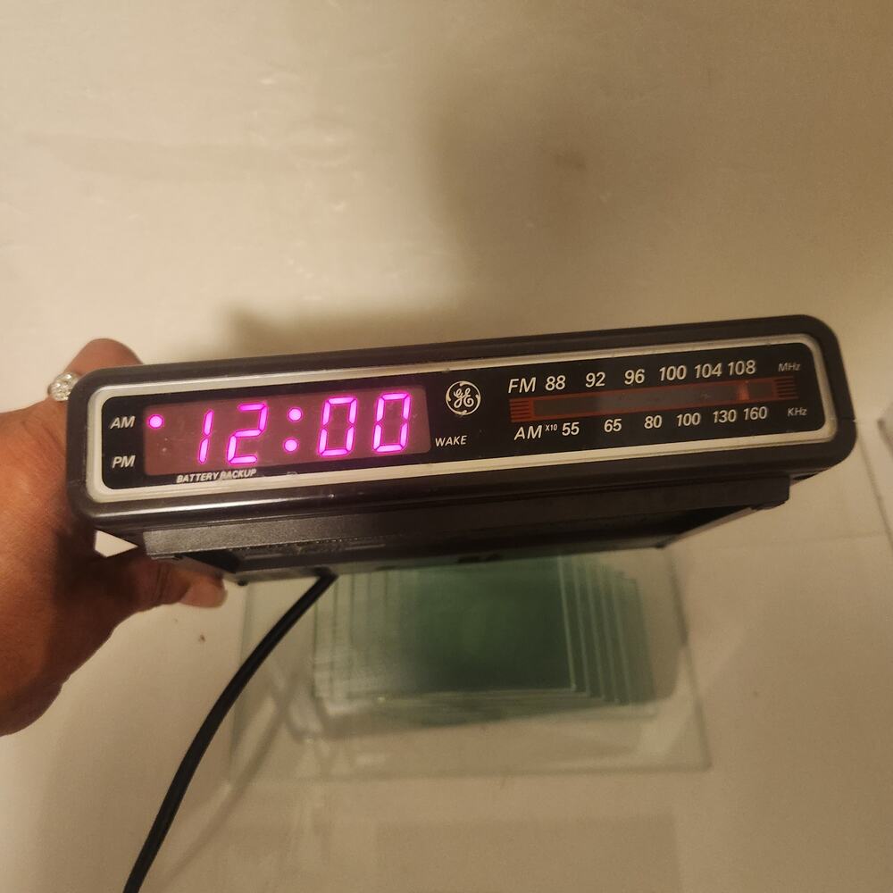 Vintage GE Wood Grain Digital Alarm/Radio Clock Model: 7-4612A